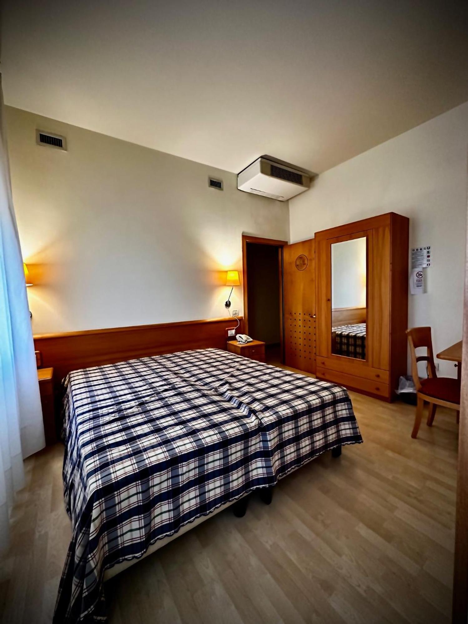 Hotel Ponte Molo Porto Tolle Exterior photo